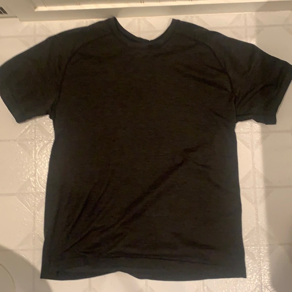 Men’s Lululemon short sleeve